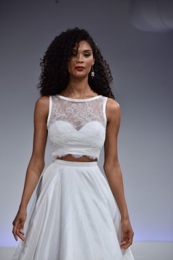 Anne Mavna Sonbahar 2017 Gelinlik koleksiyonu gösterisi