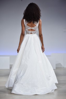 Anne Mavna Sonbahar 2017 Gelinlik koleksiyonu gösterisi