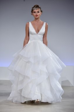 Anne Mavna Sonbahar 2017 Gelinlik koleksiyonu gösterisi