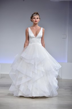 Anne Mavna Sonbahar 2017 Gelinlik koleksiyonu gösterisi