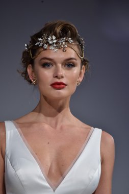 Anne Mavna Sonbahar 2017 Gelinlik koleksiyonu gösterisi