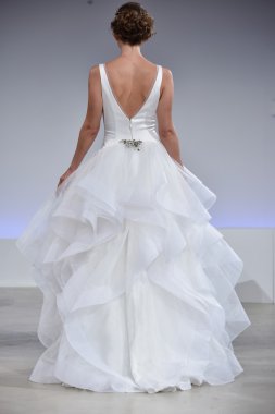 Anne Mavna Sonbahar 2017 Gelinlik koleksiyonu gösterisi