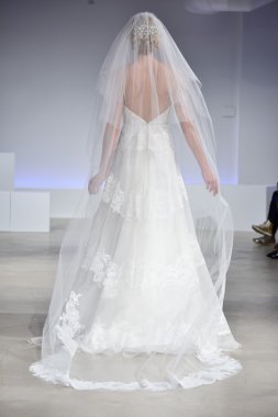 Anne Mavna Sonbahar 2017 Gelinlik koleksiyonu gösterisi