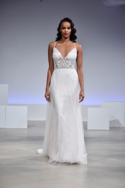 Anne Mavna Sonbahar 2017 Gelinlik koleksiyonu gösterisi