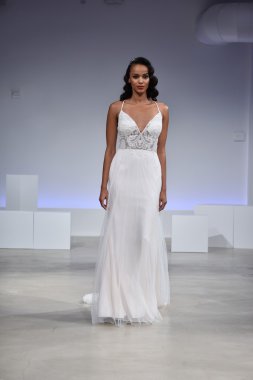 Anne Mavna Sonbahar 2017 Gelinlik koleksiyonu gösterisi