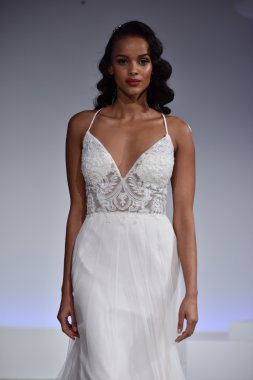 Anne Mavna Sonbahar 2017 Gelinlik koleksiyonu gösterisi