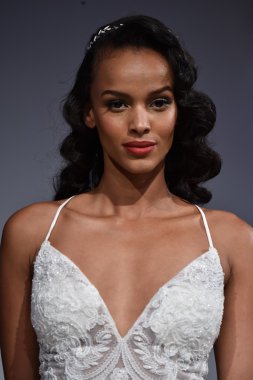 Anne Mavna Sonbahar 2017 Gelinlik koleksiyonu gösterisi