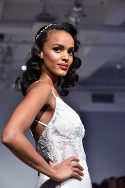 Anne Mavna Sonbahar 2017 Gelinlik koleksiyonu gösterisi