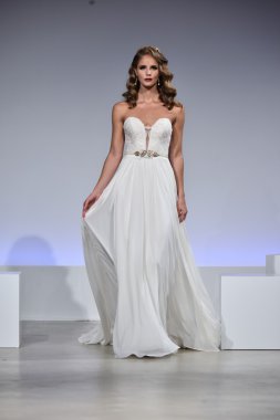 Anne Mavna Sonbahar 2017 Gelinlik koleksiyonu gösterisi