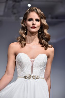 Anne Mavna Sonbahar 2017 Gelinlik koleksiyonu gösterisi