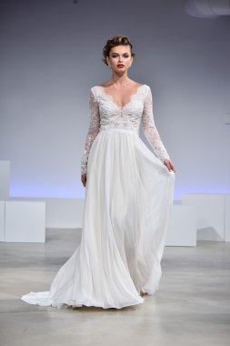 Anne Mavna Sonbahar 2017 Gelinlik koleksiyonu gösterisi