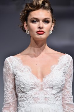 Anne Mavna Sonbahar 2017 Gelinlik koleksiyonu gösterisi