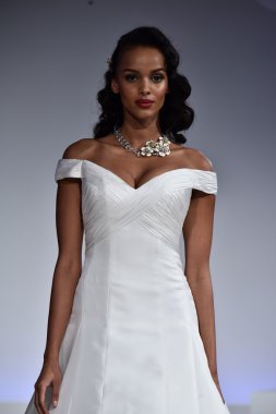 Anne Mavna Sonbahar 2017 Gelinlik koleksiyonu gösterisi