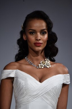 Anne Mavna Sonbahar 2017 Gelinlik koleksiyonu gösterisi