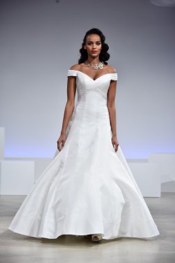 Anne Mavna Sonbahar 2017 Gelinlik koleksiyonu gösterisi