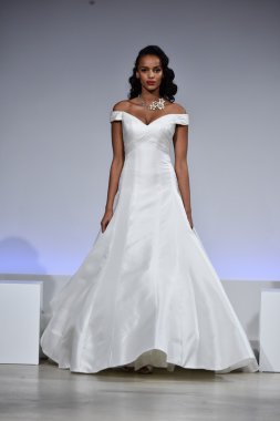 Anne Mavna Sonbahar 2017 Gelinlik koleksiyonu gösterisi