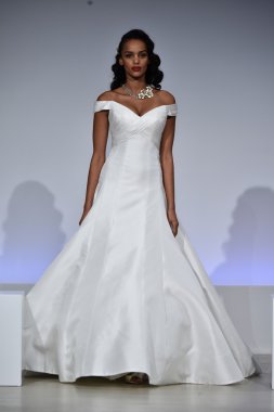 Anne Mavna Sonbahar 2017 Gelinlik koleksiyonu gösterisi