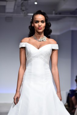 Anne Mavna Sonbahar 2017 Gelinlik koleksiyonu gösterisi