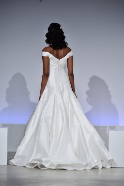 Anne Mavna Sonbahar 2017 Gelinlik koleksiyonu gösterisi