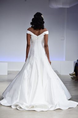 Anne Mavna Sonbahar 2017 Gelinlik koleksiyonu gösterisi