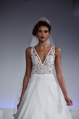 Anne Mavna Sonbahar 2017 Gelinlik koleksiyonu gösterisi