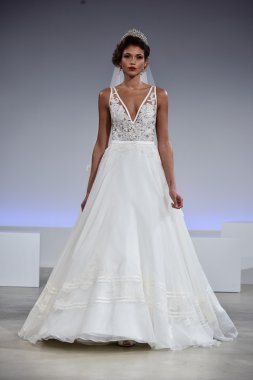 Anne Mavna Sonbahar 2017 Gelinlik koleksiyonu gösterisi