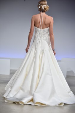 Anne Mavna Sonbahar 2017 Gelinlik koleksiyonu gösterisi