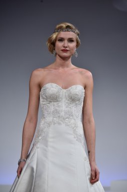 Anne Mavna Sonbahar 2017 Gelinlik koleksiyonu gösterisi 