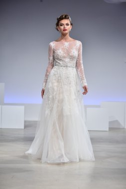 Anne Mavna Sonbahar 2017 Gelinlik koleksiyonu gösterisi 