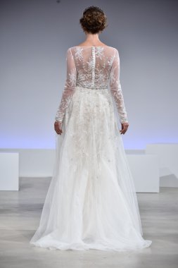 Anne Mavna Sonbahar 2017 Gelinlik koleksiyonu gösterisi 