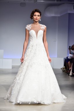 Anne Mavna Sonbahar 2017 Gelinlik koleksiyonu gösterisi 