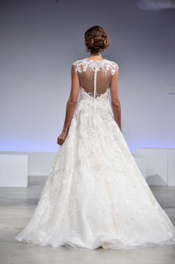 Anne Mavna Sonbahar 2017 Gelinlik koleksiyonu gösterisi 