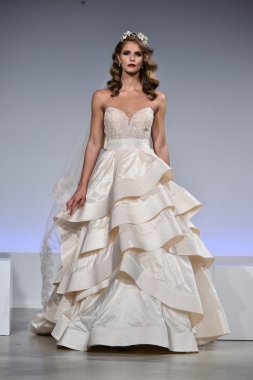 Anne Mavna Sonbahar 2017 Gelinlik koleksiyonu gösterisi 