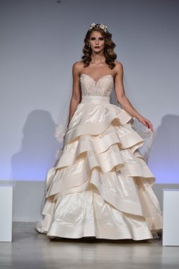 Anne Mavna Sonbahar 2017 Gelinlik koleksiyonu gösterisi 