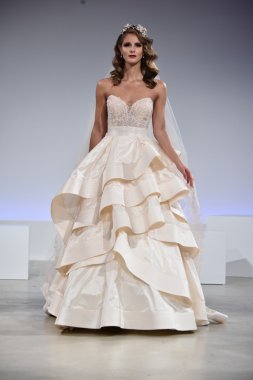 Anne Mavna Sonbahar 2017 Gelinlik koleksiyonu gösterisi 