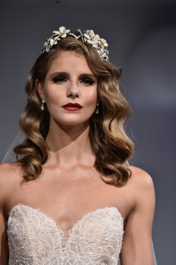 Anne Mavna Sonbahar 2017 Gelinlik koleksiyonu gösterisi 