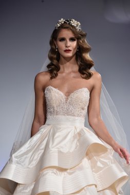 Anne Mavna Sonbahar 2017 Gelinlik koleksiyonu gösterisi 