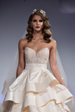 Anne Mavna Sonbahar 2017 Gelinlik koleksiyonu gösterisi 