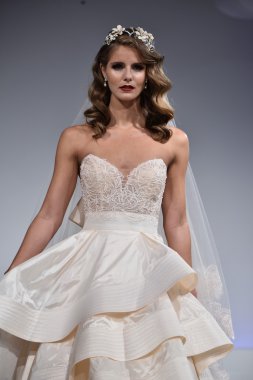 Anne Mavna Sonbahar 2017 Gelinlik koleksiyonu gösterisi 