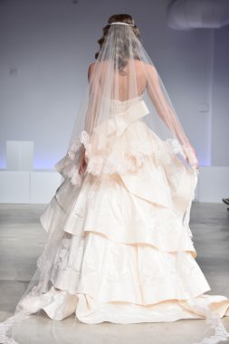 Anne Mavna Sonbahar 2017 Gelinlik koleksiyonu gösterisi 