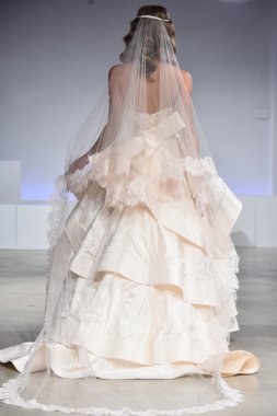 Anne Mavna Sonbahar 2017 Gelinlik koleksiyonu gösterisi 