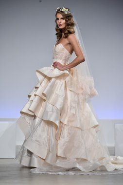 Anne Mavna Sonbahar 2017 Gelinlik koleksiyonu gösterisi 