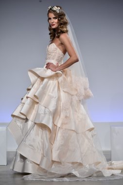 Anne Mavna Sonbahar 2017 Gelinlik koleksiyonu gösterisi 