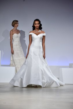 Anne Mavna Sonbahar 2017 Gelinlik koleksiyonu gösterisi 
