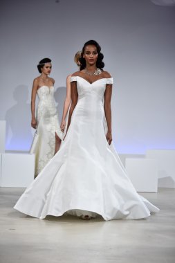 Anne Mavna Sonbahar 2017 Gelinlik koleksiyonu gösterisi 