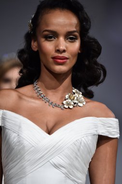 Anne Mavna Sonbahar 2017 Gelinlik koleksiyonu gösterisi 