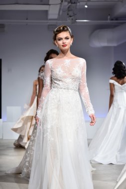 Anne Mavna Sonbahar 2017 Gelinlik koleksiyonu gösterisi 