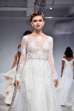 Anne Mavna Sonbahar 2017 Gelinlik koleksiyonu gösterisi 