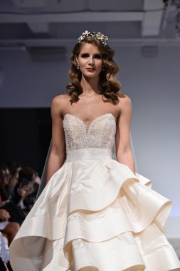 Anne Mavna Sonbahar 2017 Gelinlik koleksiyonu gösterisi 