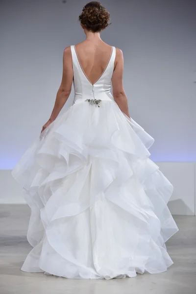 Anne Barge Fall 2017 Bridal collection show — Stock Photo, Image